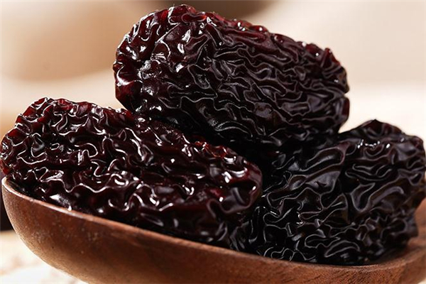 月經(jīng)期間能吃黑棗嗎 姨媽來(lái)了可以吃黑棗嗎 月經(jīng)期間能吃黑棗嗎 姨媽來(lái)了可以吃黑棗嗎