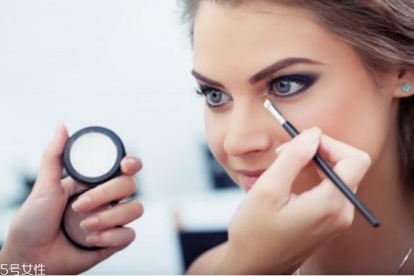 眼部打底膏有必要嗎 眼部打底膏的作用 眼部打底膏有必要嗎 眼部打底膏的作用
