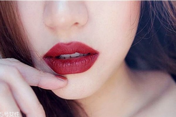 復(fù)古紅口紅適合什么膚色 復(fù)古紅口紅適合什么年齡 復(fù)古紅口紅適合什么膚色 復(fù)古紅口紅適合什么年齡