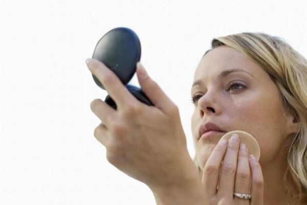 氣墊bb霜怎么用不浮粉 氣墊是擦還是拍 氣墊bb霜怎么用不浮粉 氣墊是擦還是拍