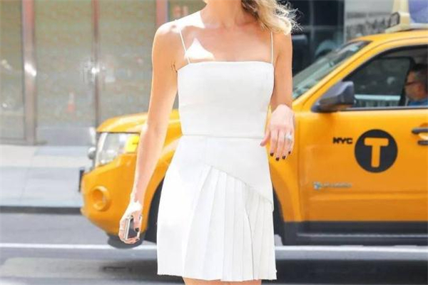 夏天百褶裙怎么搭配衣服 夏季百褶裙穿搭指南 夏天百褶裙怎么搭配衣服 夏季百褶裙穿搭指南