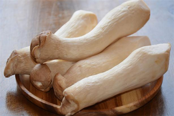 杏鮑菇需要去皮嗎 炒杏鮑菇要削皮嗎 杏鮑菇需要去皮嗎 炒杏鮑菇要削皮嗎