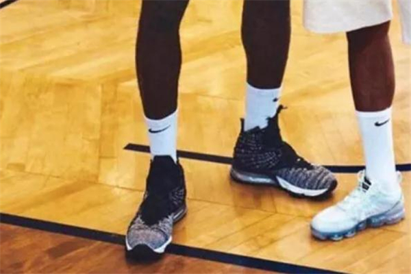 耐克詹姆斯17代什么時候出 詹姆斯17代戰(zhàn)靴諜照 耐克詹姆斯17代什么時候出 詹姆斯17代戰(zhàn)靴諜照