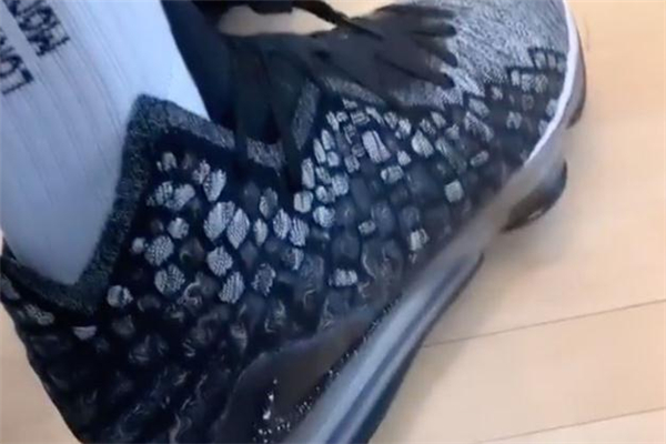 耐克詹姆斯17代什么時候出 詹姆斯17代戰(zhàn)靴諜照 耐克詹姆斯17代什么時候出 詹姆斯17代戰(zhàn)靴諜照