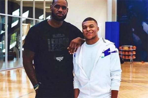 耐克詹姆斯17代什么時候出 詹姆斯17代戰(zhàn)靴諜照 耐克詹姆斯17代什么時候出 詹姆斯17代戰(zhàn)靴諜照