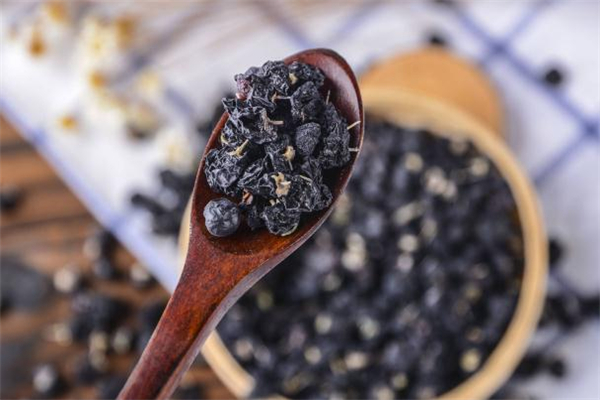 黑枸杞泡水喝會(huì)長胖嗎 減肥可以喝黑枸杞水嗎