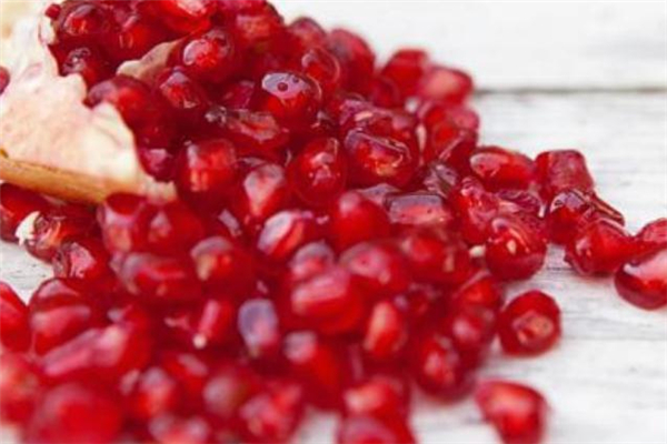 石榴籽吃了會得結石嗎 為什么吃石榴籽肚子疼