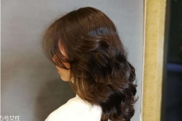 燙了頭發(fā)怎么打理 燙頭后要注意什么