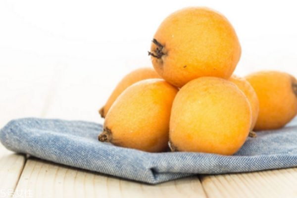 吃枇杷要?jiǎng)兤?如何快速剝枇杷 吃枇杷要?jiǎng)兤?如何快速剝枇杷