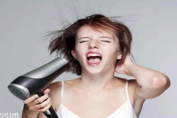 愛(ài)出油的頭發(fā)多久洗一次頭呢 愛(ài)出油頭發(fā)應(yīng)該怎樣護(hù)理 愛(ài)出油的頭發(fā)多久洗一次頭呢 愛(ài)出油頭發(fā)應(yīng)該怎樣護(hù)理