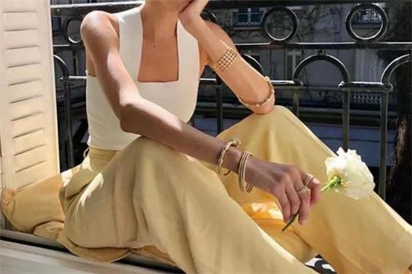 方領衣服配什么褲子好看 輕松搭出天鵝頸