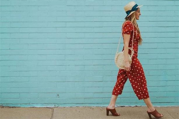 波點連體褲什么顏色好看 波點連體褲時髦穿搭 波點連體褲什么顏色好看 波點連體褲時髦穿搭
