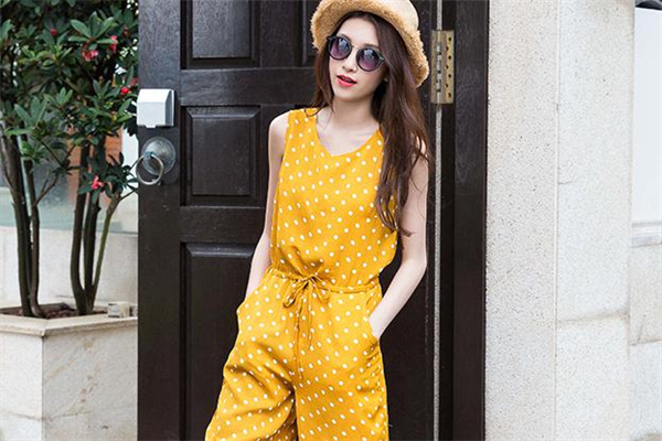 波點連體褲什么顏色好看 波點連體褲時髦穿搭 波點連體褲什么顏色好看 波點連體褲時髦穿搭