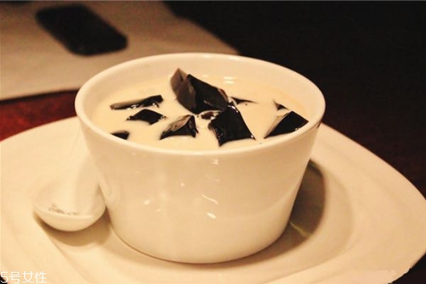 龜苓膏粉怎么做龜苓膏 龜苓膏粉和水的比例 龜苓膏粉怎么做龜苓膏 龜苓膏粉和水的比例