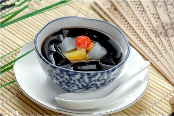 龜苓膏粉怎么做龜苓膏 龜苓膏粉和水的比例 龜苓膏粉怎么做龜苓膏 龜苓膏粉和水的比例