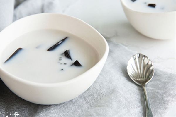 龜苓膏粉怎么做龜苓膏 龜苓膏粉和水的比例 龜苓膏粉怎么做龜苓膏 龜苓膏粉和水的比例