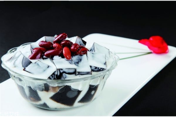 龜苓膏粉怎么做龜苓膏 龜苓膏粉和水的比例 龜苓膏粉怎么做龜苓膏 龜苓膏粉和水的比例