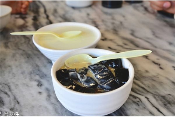 龜苓膏粉怎么做龜苓膏 龜苓膏粉和水的比例 龜苓膏粉怎么做龜苓膏 龜苓膏粉和水的比例