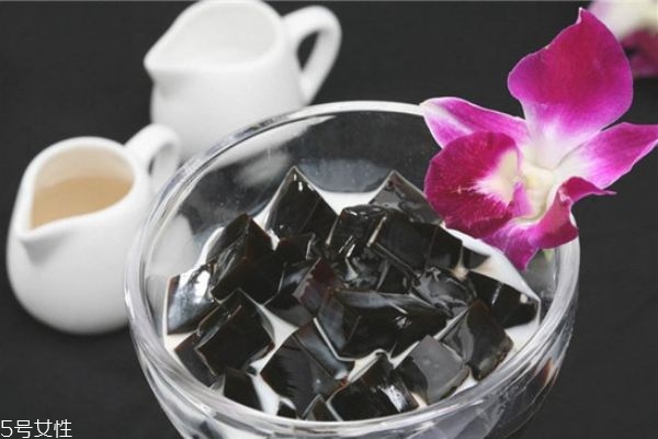 龜苓膏粉怎么做龜苓膏 龜苓膏粉和水的比例 龜苓膏粉怎么做龜苓膏 龜苓膏粉和水的比例