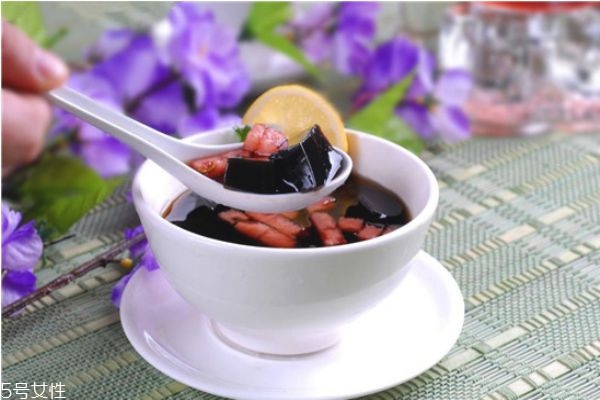 龜苓膏粉怎么做龜苓膏 龜苓膏粉和水的比例 龜苓膏粉怎么做龜苓膏 龜苓膏粉和水的比例