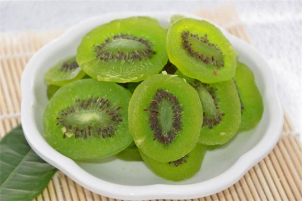 獼猴桃干可以泡水喝嗎 獼猴桃干泡水喝的功效與作用 獼猴桃干可以泡水喝嗎 獼猴桃干泡水喝的功效與作用
