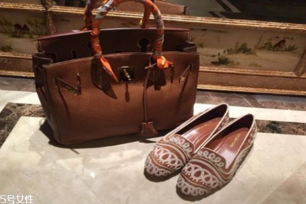 今年夏季最流行的鞋子 鞋子和包包的搭配技巧 今年夏季最流行的鞋子 鞋子和包包的搭配技巧