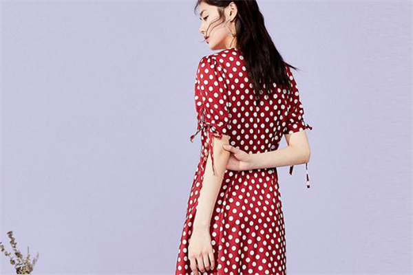 今年流行什么顏色波點連衣裙 經典復古風穿搭
