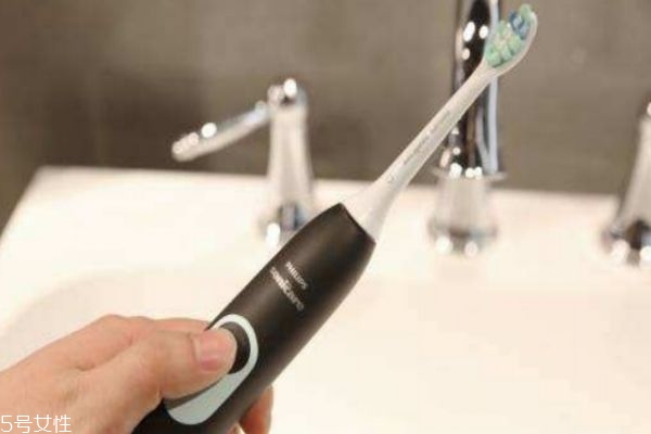 電動(dòng)牙刷和普通牙刷有什么區(qū)別 電動(dòng)牙刷的好處 電動(dòng)牙刷和普通牙刷有什么區(qū)別 電動(dòng)牙刷的好處