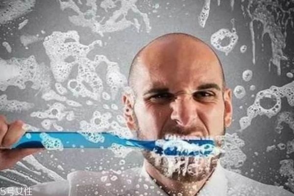 電動(dòng)牙刷和普通牙刷有什么區(qū)別 電動(dòng)牙刷的好處 電動(dòng)牙刷和普通牙刷有什么區(qū)別 電動(dòng)牙刷的好處