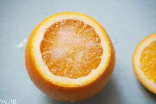 吃水果為什么要加鹽 吃水果加點鹽的好處 吃水果為什么要加鹽 吃水果加點鹽的好處