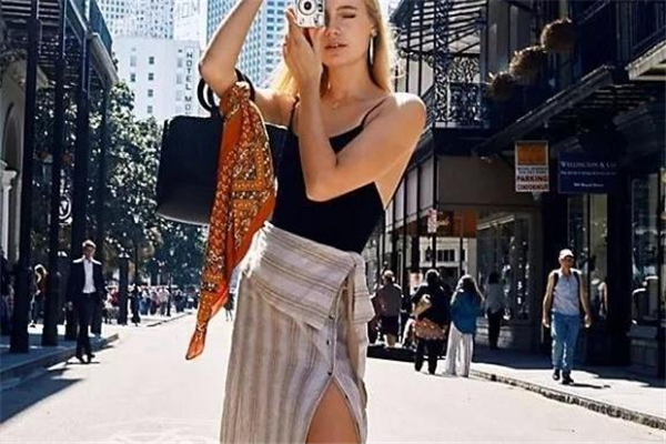 開叉半身裙配什么上衣好看 開叉半身裙搭配指南 開叉半身裙配什么上衣好看 開叉半身裙搭配指南