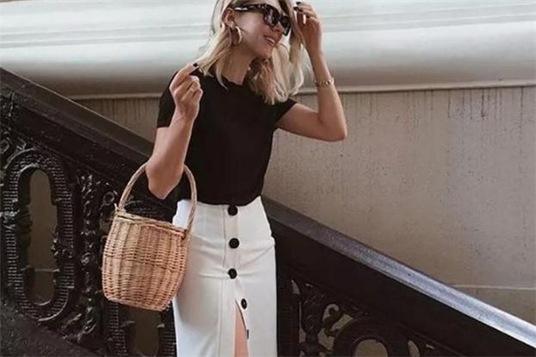 開叉半身裙配什么上衣好看 開叉半身裙搭配指南 開叉半身裙配什么上衣好看 開叉半身裙搭配指南