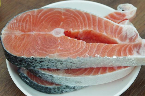 冷凍三文魚可以生吃嗎 冷凍三文魚怎么吃 冷凍三文魚可以生吃嗎 冷凍三文魚怎么吃