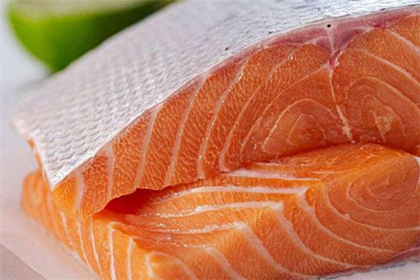 冷凍三文魚可以生吃嗎 冷凍三文魚怎么吃 冷凍三文魚可以生吃嗎 冷凍三文魚怎么吃