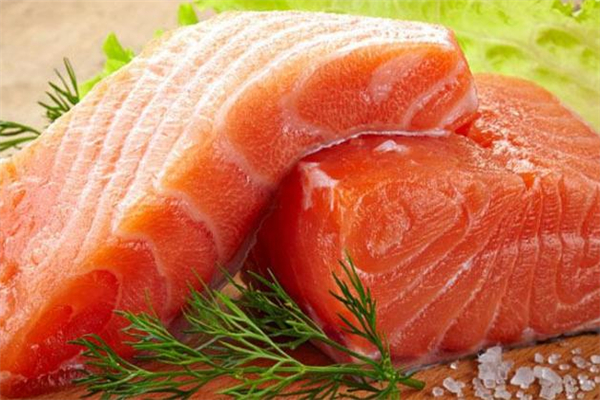 冷凍三文魚可以生吃嗎 冷凍三文魚怎么吃 冷凍三文魚可以生吃嗎 冷凍三文魚怎么吃