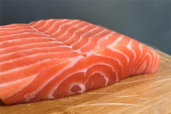 三文魚凍了一年還能吃嗎 三文魚可以冷凍多久 三文魚凍了一年還能吃嗎 三文魚可以冷凍多久