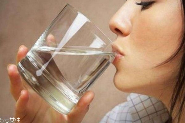 晚上睡覺前為什么要少喝水呢 晚上睡覺前喝水的危害有什么 晚上睡覺前為什么要少喝水呢 晚上睡覺前喝水的危害有什么