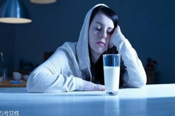 睡前喝一杯牛奶的好處 睡前需要注意什么事項呢 睡前喝一杯牛奶的好處 睡前需要注意什么事項呢