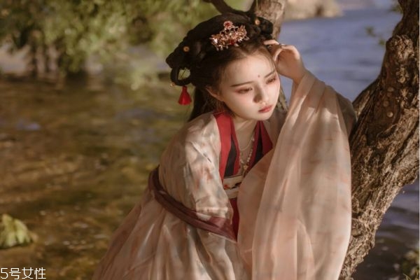 短發(fā)古裝發(fā)型簡單扎法 古風發(fā)型教程