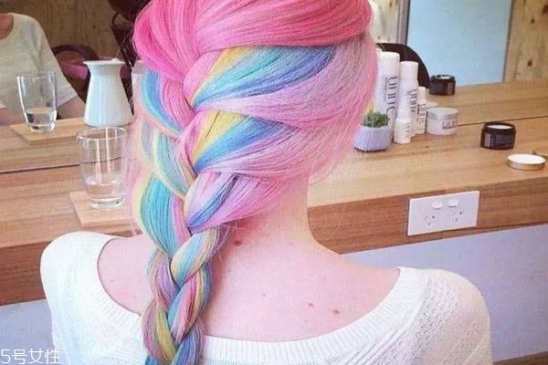 染發(fā)后頭皮屑多正常嗎 染發(fā)后大塊干頭皮脫落 染發(fā)后頭皮屑多正常嗎 染發(fā)后大塊干頭皮脫落