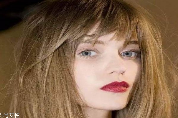 額頭窄顴骨寬叫什么臉型 額頭窄顴骨寬適合發(fā)型 額頭窄顴骨寬叫什么臉型 額頭窄顴骨寬適合發(fā)型