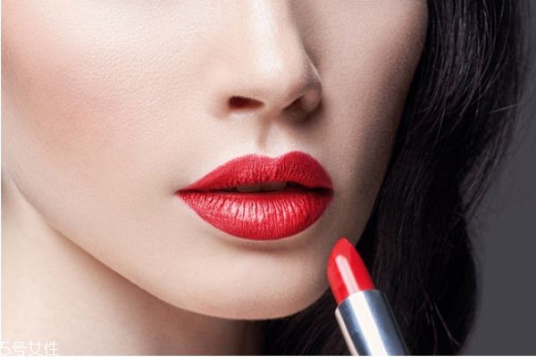 唇彩和口紅先涂哪個(gè) 簡(jiǎn)單涂口紅的正確方法