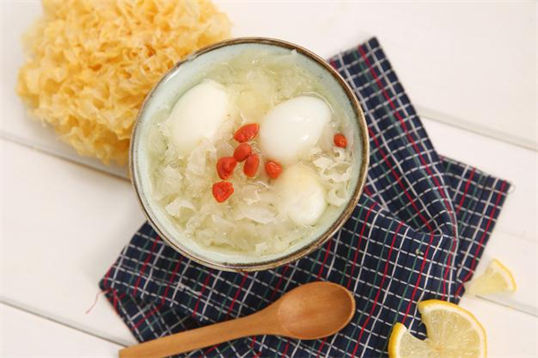 銀耳湯不能和什么一起吃 銀耳湯和什么相克 銀耳湯不能和什么一起吃 銀耳湯和什么相克