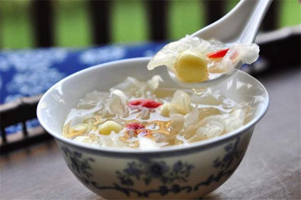 銀耳湯不能和什么一起吃 銀耳湯和什么相克 銀耳湯不能和什么一起吃 銀耳湯和什么相克