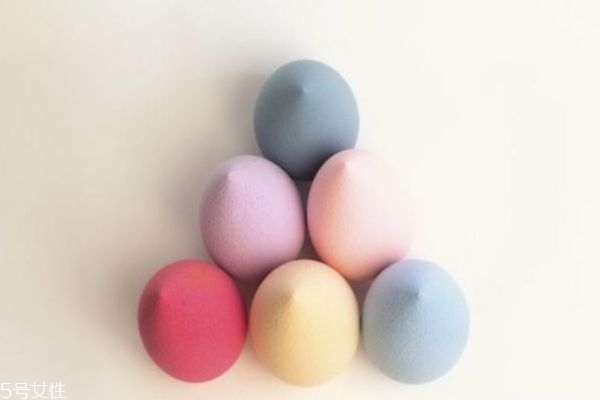 怎么用美妝蛋才能令底妝更服帖 將美妝蛋沾濕效果會更好 怎么用美妝蛋才能令底妝更服帖 將美妝蛋沾濕效果會更好
