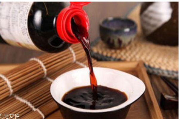 醬油有什么作用呢 醬油吃多了會變黑嗎 醬油有什么作用呢 醬油吃多了會變黑嗎