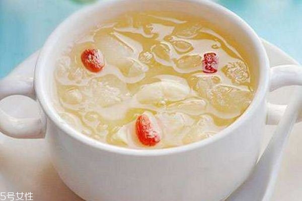 銀耳湯有什么作用呢 如何制作桂圓紅棗銀耳湯呢 銀耳湯有什么作用呢 如何制作桂圓紅棗銀耳湯呢