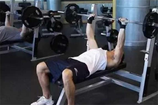 史密斯臥推動作要領(lǐng) 史密斯臥推標(biāo)準(zhǔn)動作