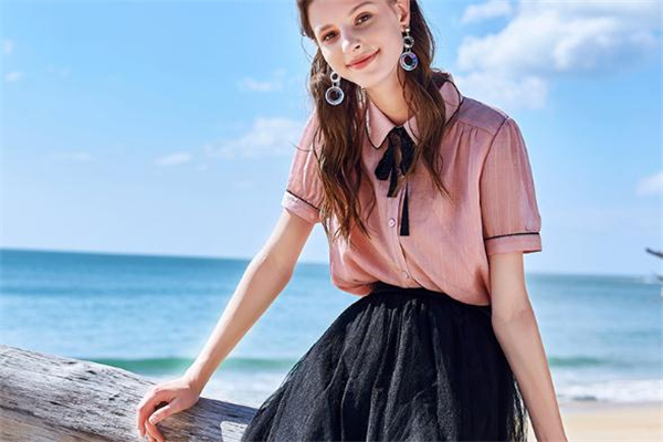 粉色襯衫怎么搭配 粉色襯衫時髦穿搭 粉色襯衫怎么搭配 粉色襯衫時髦穿搭