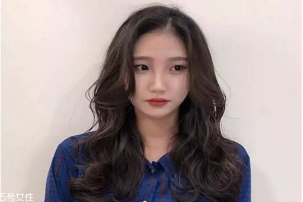 中長發(fā)配什么卷好看 好看的中長發(fā)卷發(fā)發(fā)型